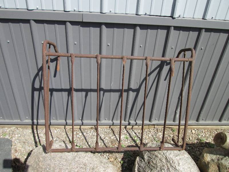 lot 206 image: metal hay feeder 33 x 26...