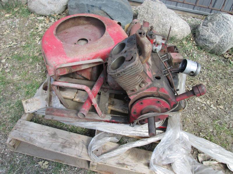 lot 207 image: Wisconsin 4 cylinder engine - good ...