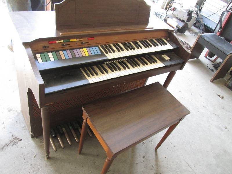 lot 102 image: Conn Electric organ bench with stor...