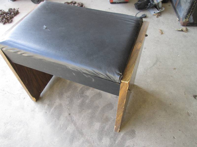 lot 210 image: Organ Bench With Storage