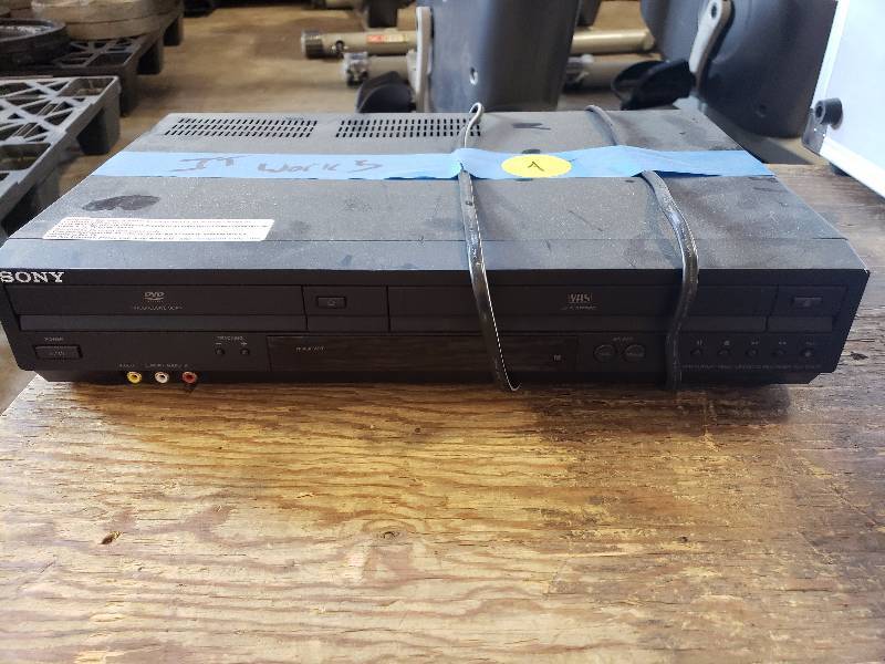 lot 4 image: DVD-VHS Combo Player