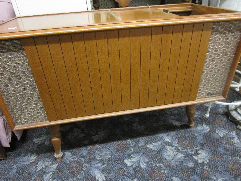 lot 86 image: Magnavox Record Player