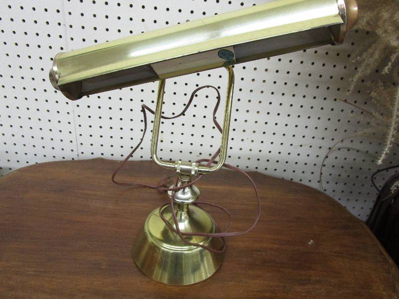 lot 88 image: Lamp