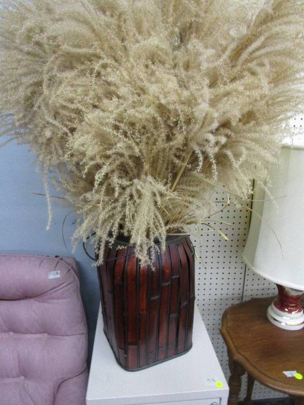 lot 92 image: Vase Decorations