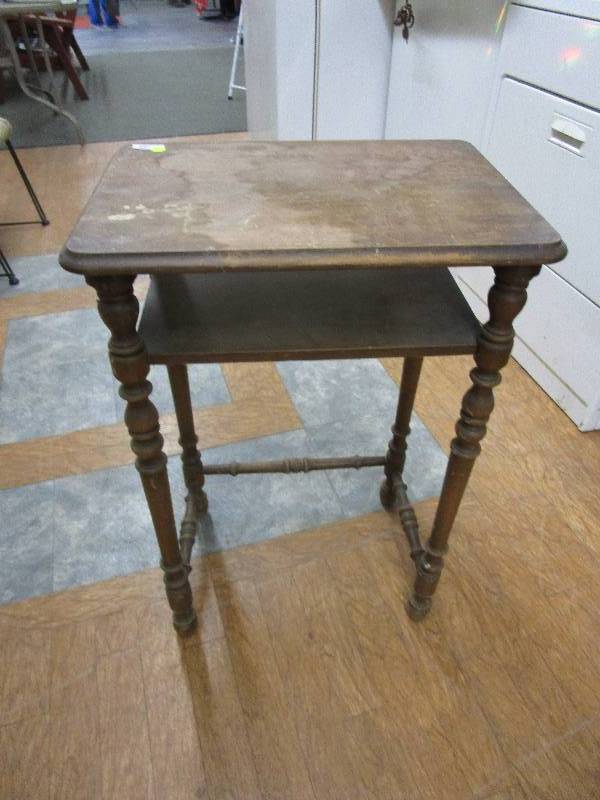 lot 107 image: DeskStand