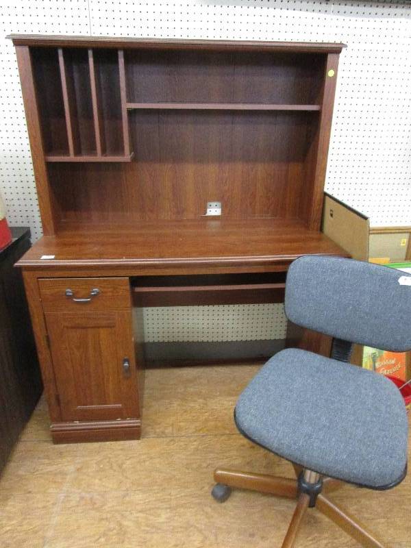 lot 110 image: Desk