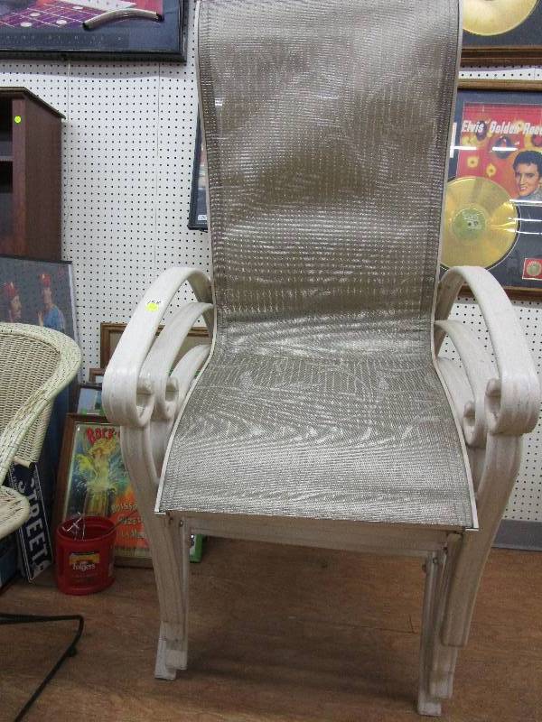 lot 112 image: Outdoor Table and chair set