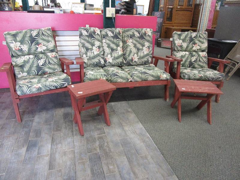 lot 113 image: Wood Patio set