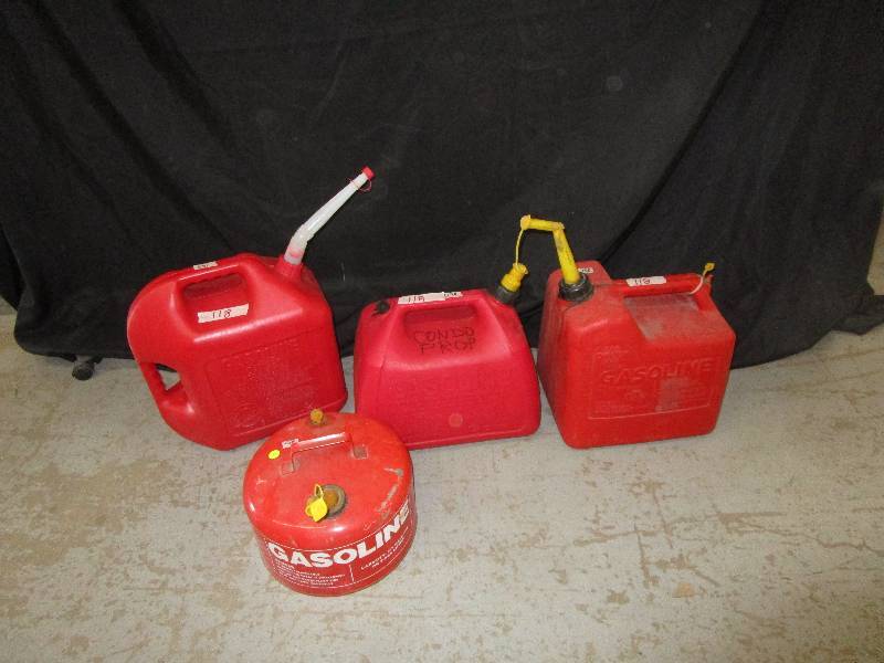 lot 118 image: 4 Gasoline cans