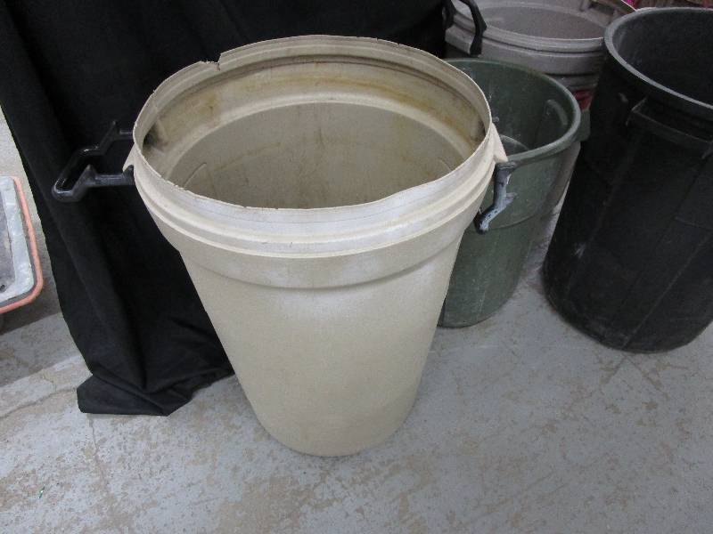 lot 125 image: 4 Plastic Garbage Cans