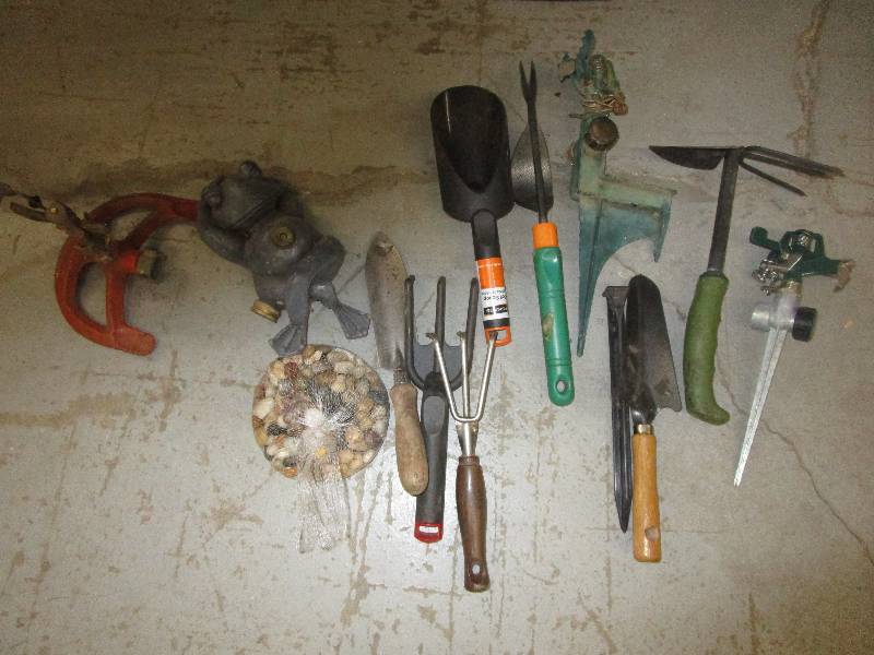 lot 146 image: Garden Tools and Sprinklers