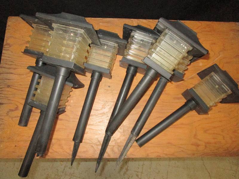 lot 154 image: 9 Solar Lights Work