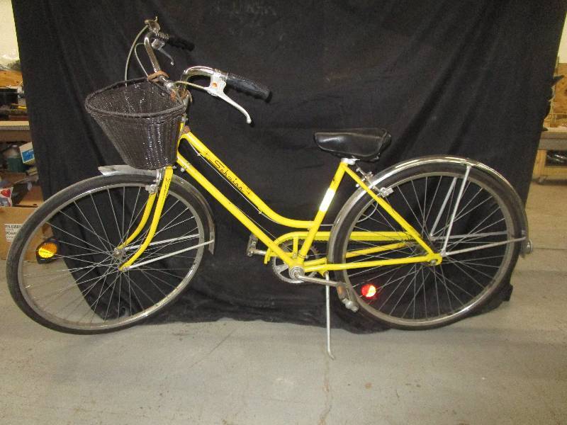 lot 167 image: Schwinn Bike Tires Seem Good, Basket