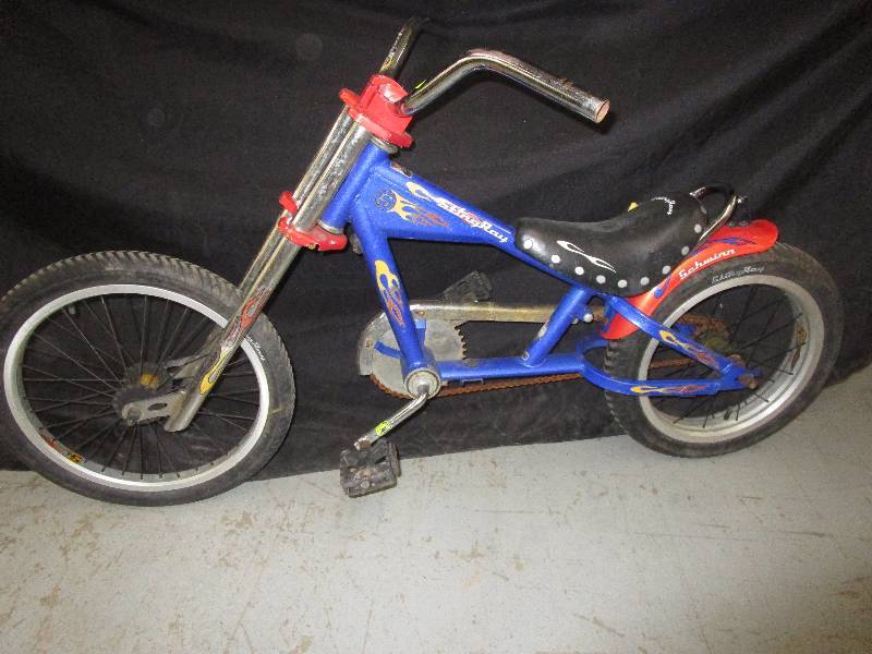 lot 175 image: Schwinn Stingray Chopper Kids Bike