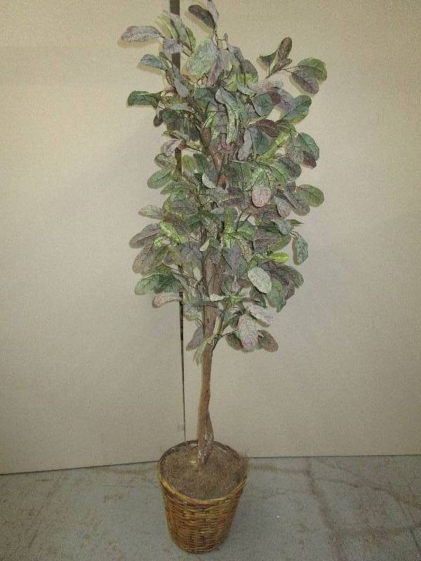 lot 181 image: Decorative Tree  512