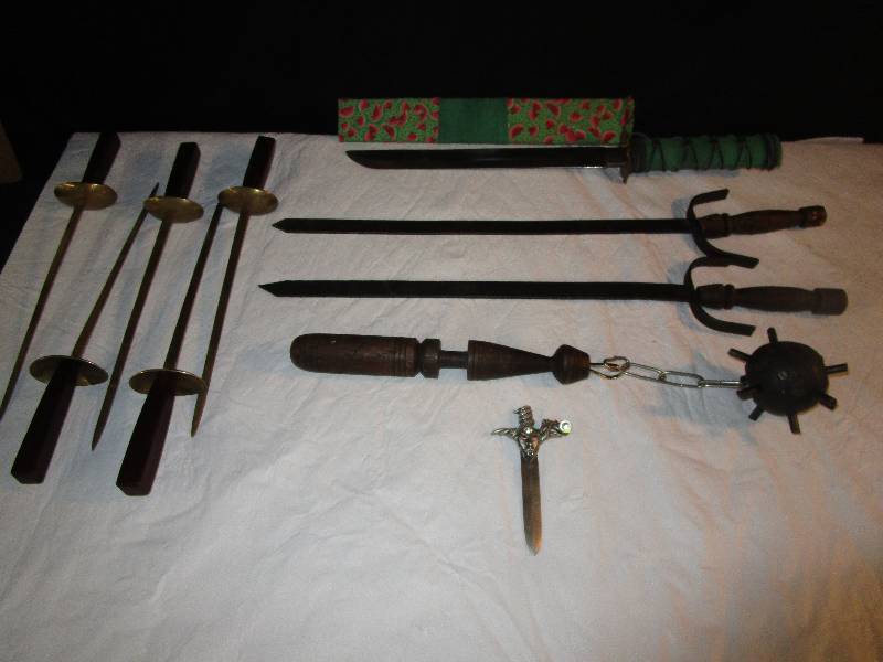 lot 20 image: Practice knives