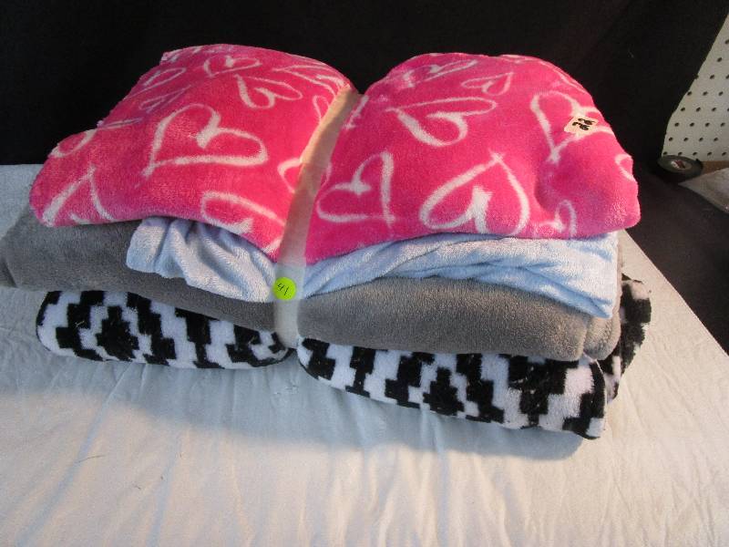lot 41 image: Blankets