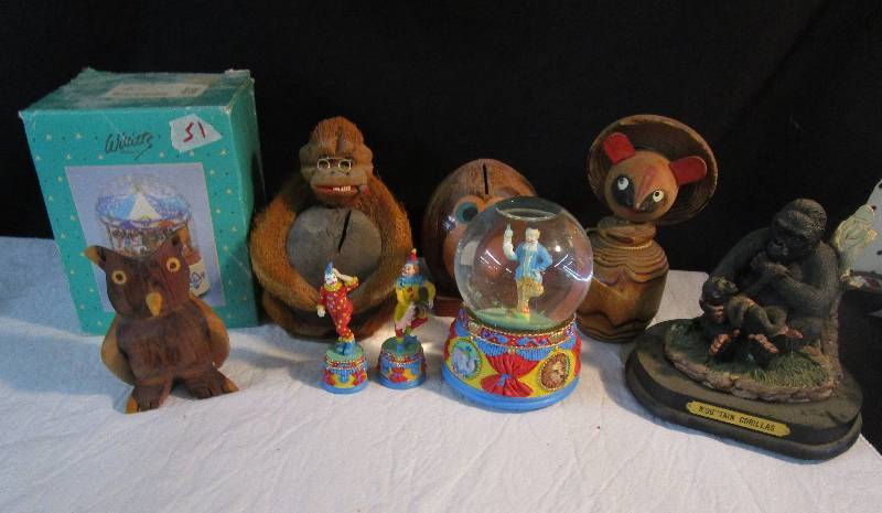 lot 51 image: Box of monkeys, clown amd misc