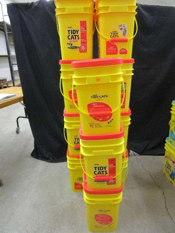 lot 21 image: 11- Tidy Cat Pails with Lids Great for Gardens and Bird Seed or Salt