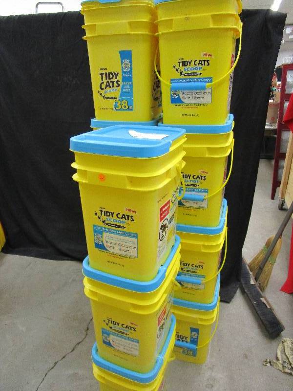 lot 22 image: 11- Tidy Cat Pails with Lids Great for Gardens and Bird Seed or Salt