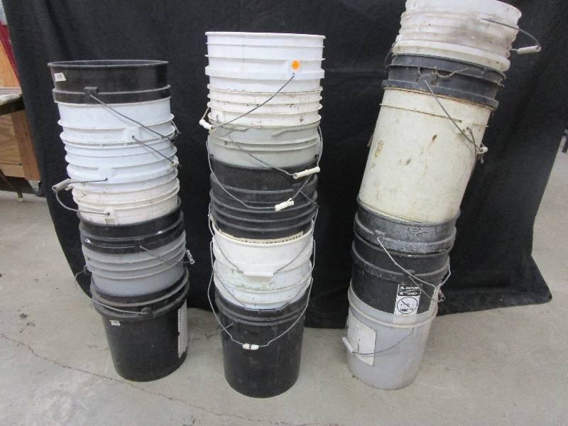 lot 27 image: 22 Five Gallon Pails