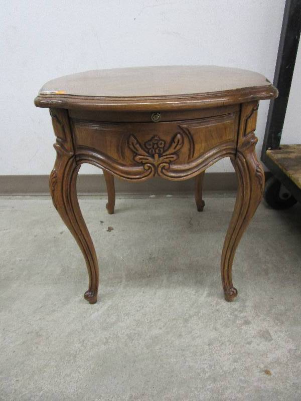 lot 39 image: End Table 26 12 x 22 x 20 12