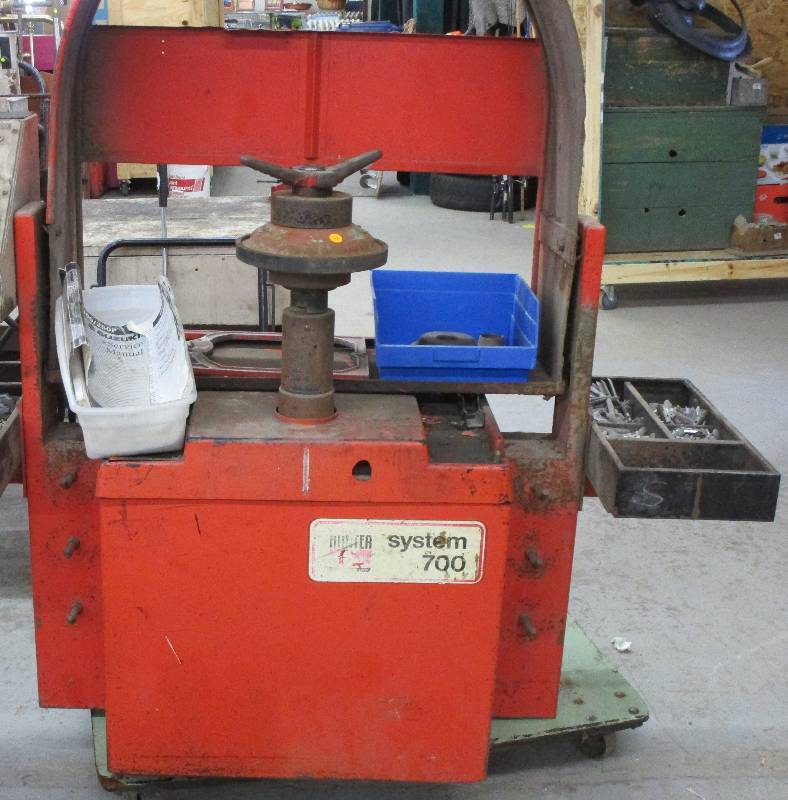lot 43 image: Tire Balancer Runs but the Display Does Not Light Up Comes with Wheel Weights