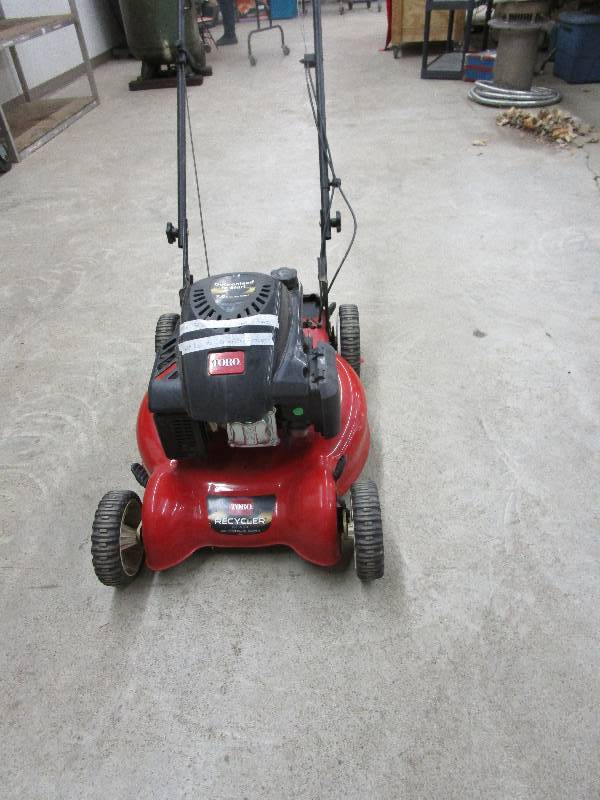 lot 46 image: Toro Lawnmower, Self Propelled, Just had Carburator Cleaned Started in 1 pull