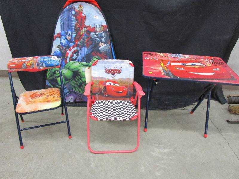 lot 47 image: Kids Table, 2 Chairs and Popup Marvel Tent