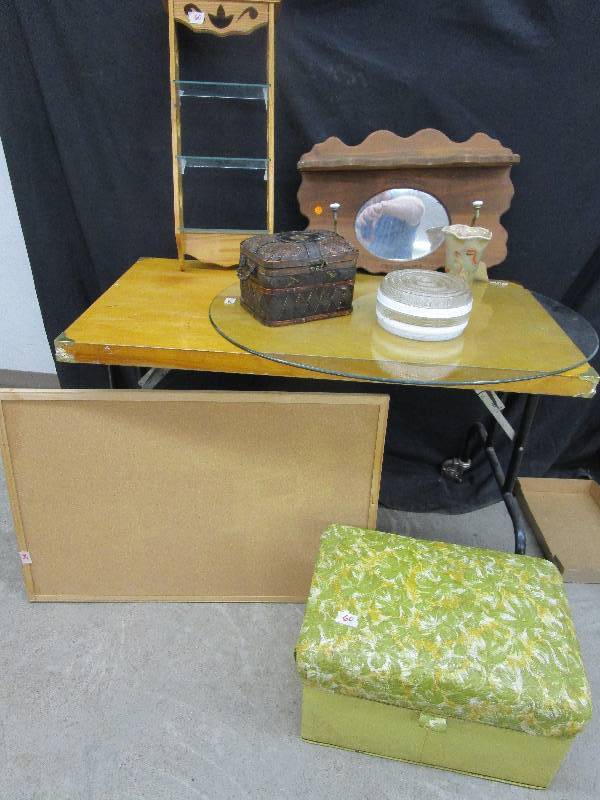 lot 60 image: Various DcorShelves
