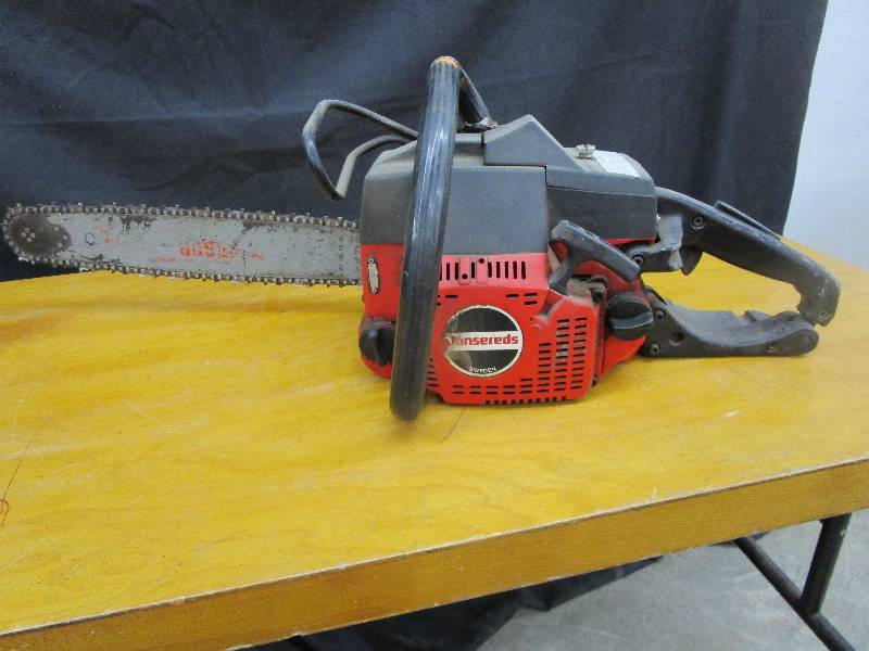 lot 79 image: Johnsereds 451E Chainsaw Runs Rough Dirty Tank