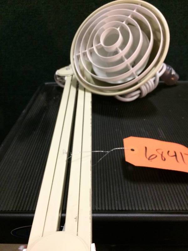 lot 5 image: Vista Lighting VE 340 Exam Light Wall Mount Adjustable Surgical Light - Excellent Working Condition