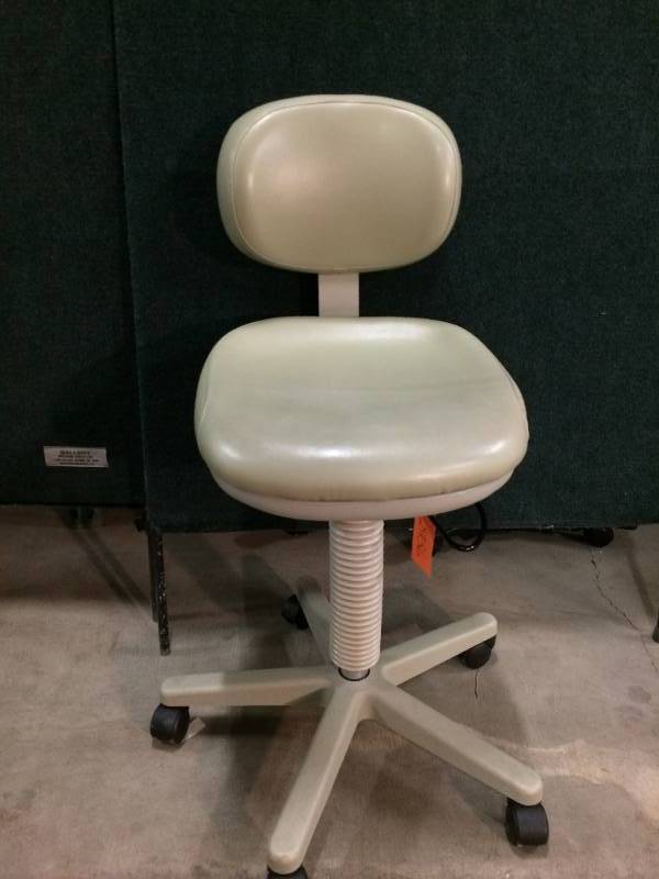 lot 9 image: MIDMARK 425&nbspAIR LIFT PHYSICIAN STOOL (HAND OPERATED) Adjustable Height Mobile Hospital Clinic Office Chair - Excellent Condition
