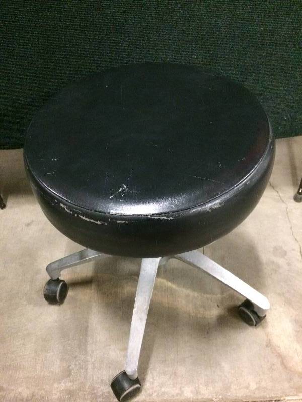 lot 38 image: Adjustable Mobile Medical Clinic Physicians Office Stool - Slight Wear To Seat
