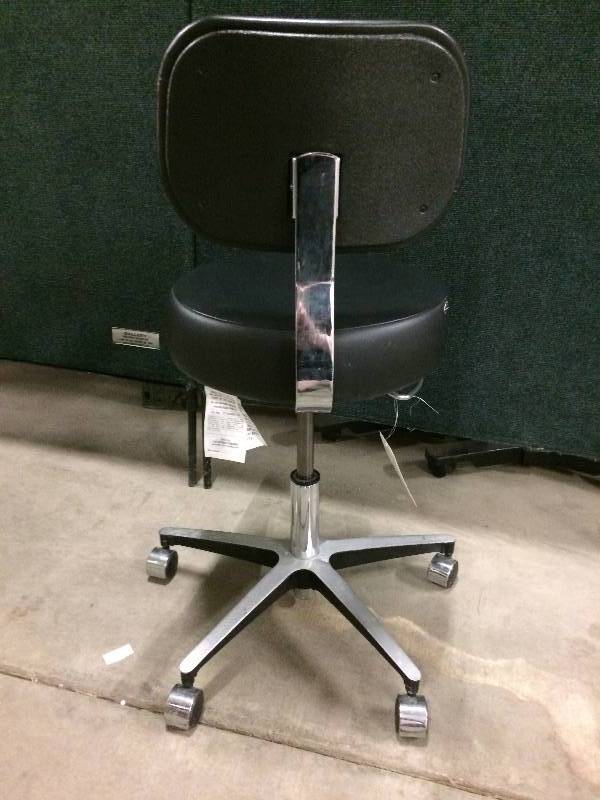 lot 44 image: High Quality Brewer Adjustable Mobile Medical Clinic Physicians Office Chair