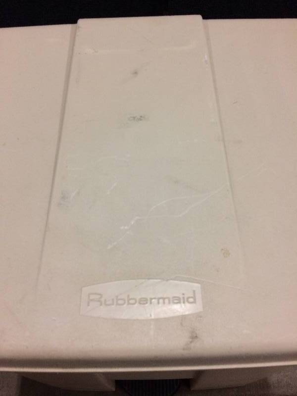 lot 49 image: Rubbermaid White Plastic Waste Bin