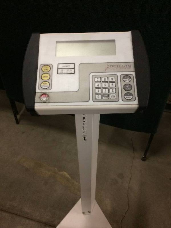 lot 59 image: 500lb Weight Capacity Detecto 8430 Waist-Level Electronic Digital Weighing Scale