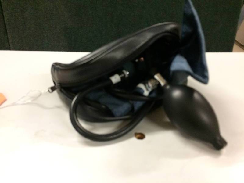 lot 71 image: Mabis Hand Held Pocket Manual Sphygmomanometer - Excellent Condition