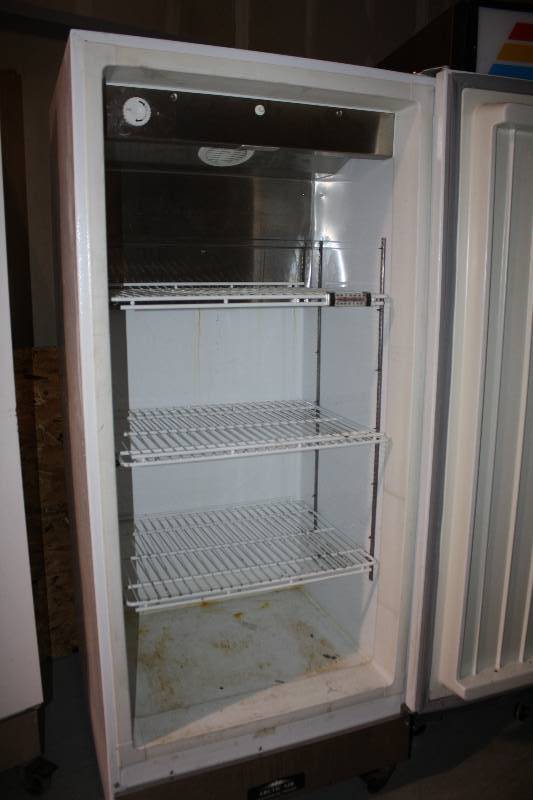 Arctic Air Commercial Freezer on Casters - Model # F22CW13 - 115 Volt - 5 Amps - 32 x 26.25 x 75 - NSF Approved&nbsp Runs Does not Cool