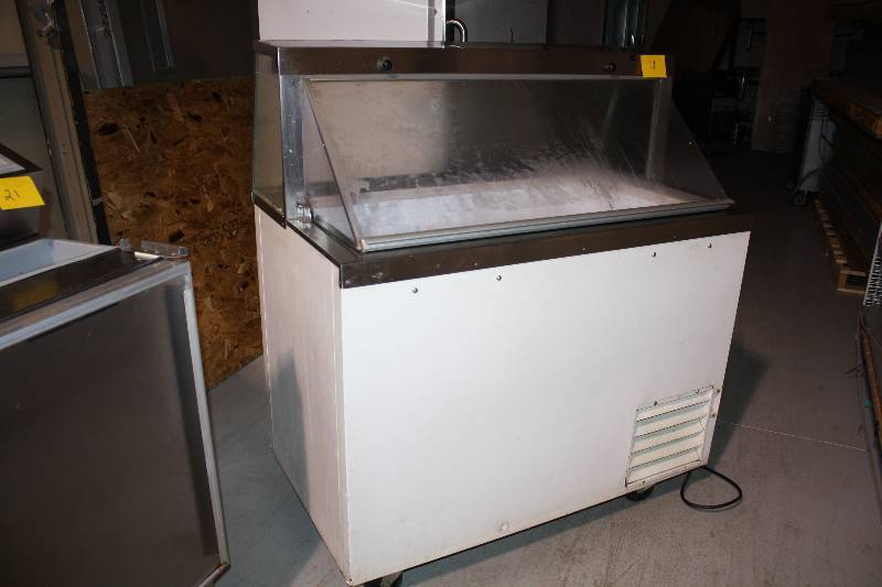True, Mod #TDC-47, dipping cabinet, NSF, caster mounted, 115 volts, 6.7 amps wcan clamps, 47x27.5x37H, 52 overall height Runs Freezes