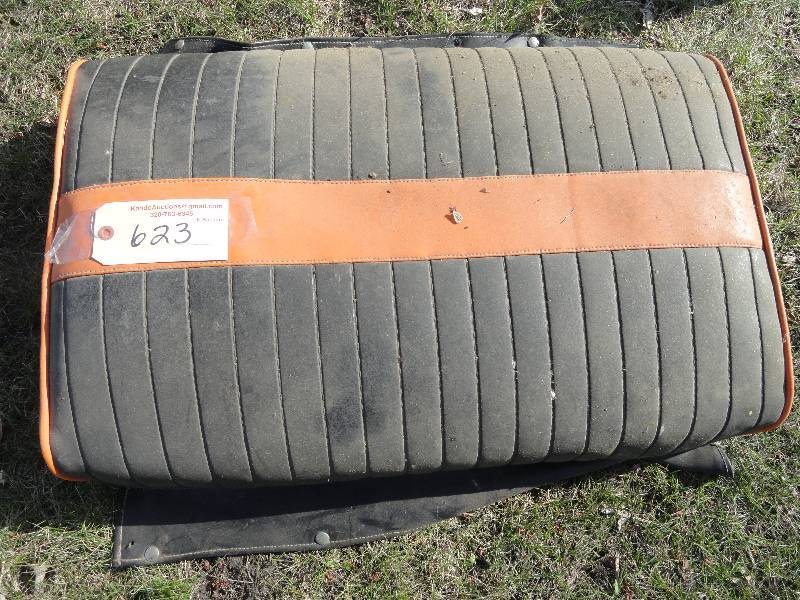 lot 623 image: Evinrude Skeeter snowmobile seat, No rips or tears