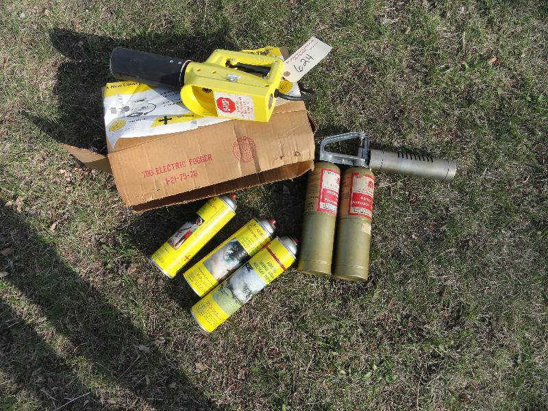 lot 624 image: Electric Fogger 700 Never used, Aero-Dyne Cylinder, 3 cans Aero Fog
