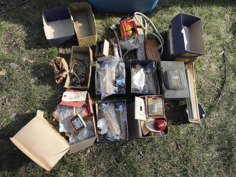 lot 625 image: Lot - Water valves, Hinges, Connectors, Power strip, Fuse box, Lavatory tube and Tote