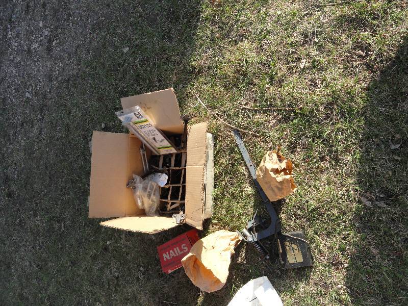 lot 642 image: Professional edging stakes, Hinges, Finishing nails #8, Closer