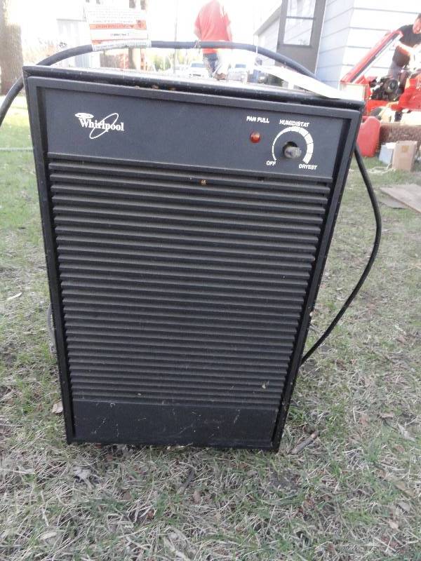 lot 644 image: Dehumidifier Whirlpool, Model AD0302x4