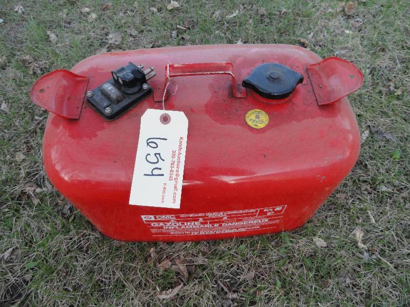 lot 654 image: Boat gas tank 6 gallon