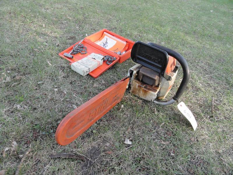 lot 651 image: Stihl Chain Saw 028WB, with manual, Plastic stihl box with 2 chains and wrench Works