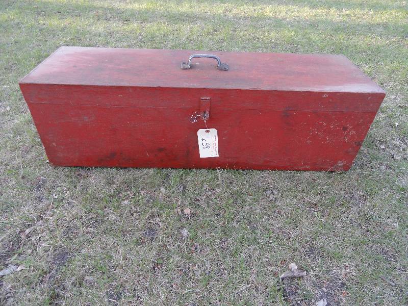 lot 658 image: Chain saw wooden box.  Fits 2 chainsaws and tools