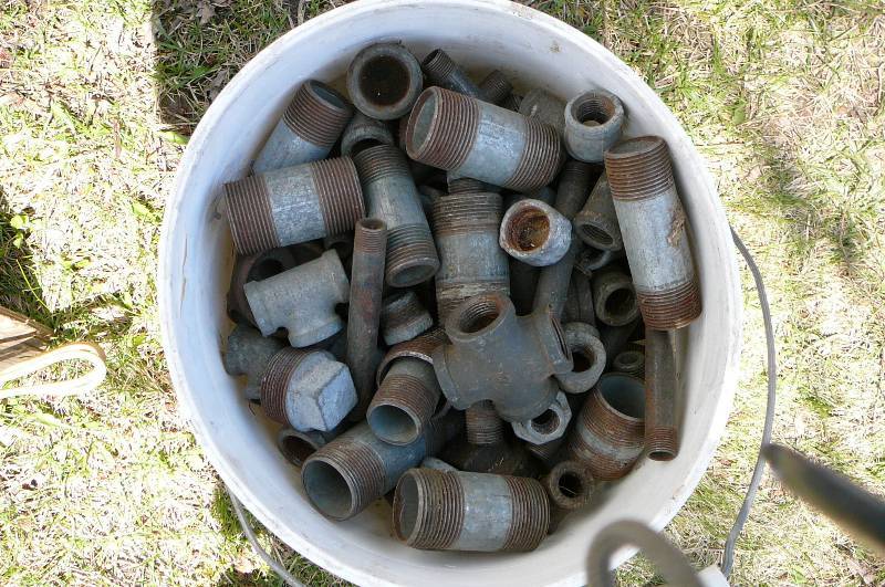 lot 673 image: Nipples steel and galvanized, misc. sizes & 5 gal Bucket