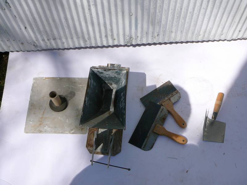 lot 687 image: Sheet rock tools 6 pieces and 5 gallon bucket